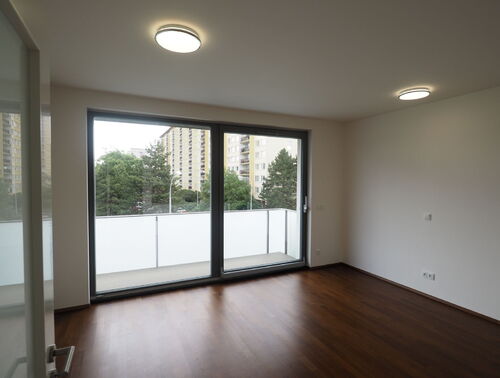 Fotografie nemovitosti - Pronájem moderního bytu 1kk s prostorným balkonem v Praze 8 Kobylisích, 3 min. od metra