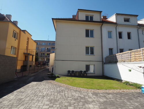 Fotografie nemovitosti - Světlý byt 1+1, ve vile se zahradou, parkovací stání, Královická, Praha 10 Strašnice