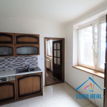 Pronájem světlého bytu 2+1 , 48 m2, nová koupelna, terasa, přímo na Husově nám., Benátky nad Jizerou