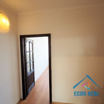 Pronájem světlého bytu 2+1 , 48 m2, nová koupelna, terasa, přímo na Husově nám., Benátky nad Jizerou