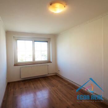 Pronájem světlého bytu 2+1 , 48 m2, nová koupelna, terasa, přímo na Husově nám., Benátky nad Jizerou