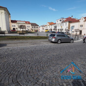 Pronájem světlého bytu 2+1 , 48 m2, nová koupelna, terasa, přímo na Husově nám., Benátky nad Jizerou