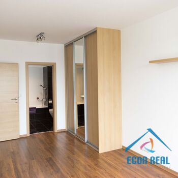 Pronájem příjemného, světlého bytu 2kk, s balkonem a parkovacím stáním, Sousedíkova, Praha 9