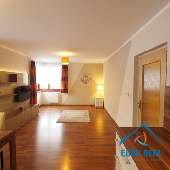 Pronájem krásného bytu 3+kk s terasou, zahradou a 2 místy k parkování, Platanova, Jesenice