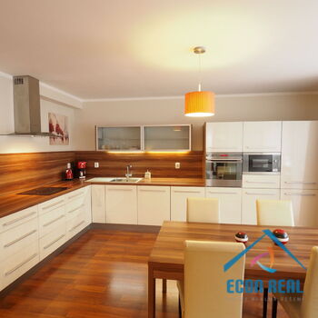 Pronájem krásného bytu 3+kk s terasou, zahradou a 2 místy k parkování, Platanova, Jesenice