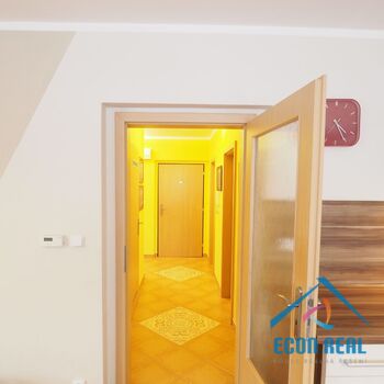 Pronájem krásného bytu 3+kk s terasou, zahradou a 2 místy k parkování, Platanova, Jesenice