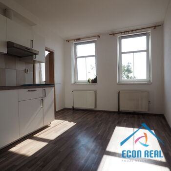 Pronájem světlého bytu 2kk (1+1) po reko, 32m2, přímo na Husově nám., Benátky nad Jizerou