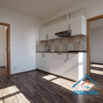 Pronájem světlého bytu 2kk (1+1) po reko, 32m2, přímo na Husově nám., Benátky nad Jizerou