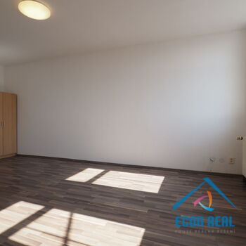 Pronájem světlého bytu 2kk (1+1) po reko, 32m2, přímo na Husově nám., Benátky nad Jizerou