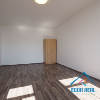 Pronájem světlého bytu 2kk (1+1) po reko, 32m2, přímo na Husově nám., Benátky nad Jizerou