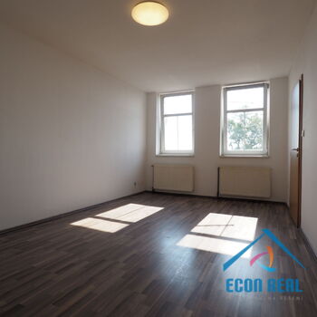 Pronájem světlého bytu 2kk (1+1) po reko, 32m2, přímo na Husově nám., Benátky nad Jizerou