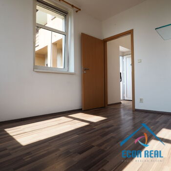 Pronájem světlého bytu 2kk (1+1) po reko, 32m2, přímo na Husově nám., Benátky nad Jizerou