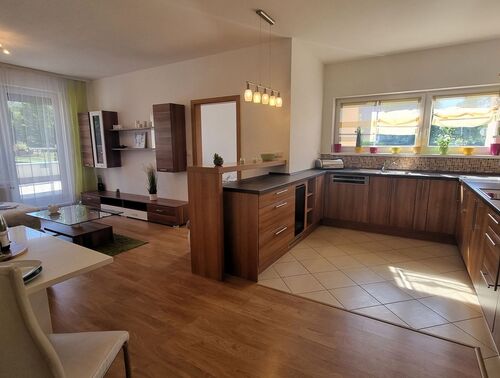 Fotografie nemovitosti - Vzdušný a prostorný byt 2kk s terasou, sklepem a garážovým stáním, P. Beneše, Praha 9 Letňany