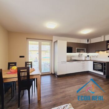Prodej novostavby RD (B), s velkou, rovinatou zahradou, pozemky 899 m2, TČ, Plaňany, okres Kolín