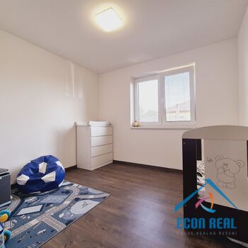 Prodej novostavby RD (B), s velkou, rovinatou zahradou, pozemky 899 m2, TČ, Plaňany, okres Kolín