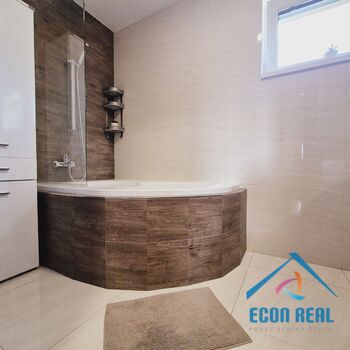 Prodej novostavby RD (B), s velkou, rovinatou zahradou, pozemky 899 m2, TČ, Plaňany, okres Kolín