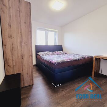 Prodej novostavby RD (B), s velkou, rovinatou zahradou, pozemky 899 m2, TČ, Plaňany, okres Kolín