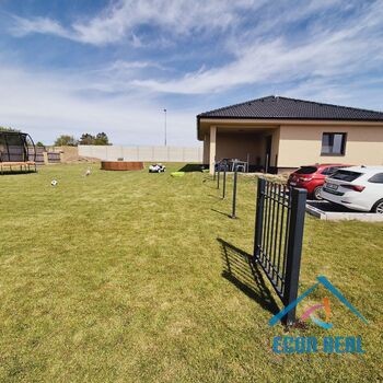 Prodej novostavby RD (B), s velkou, rovinatou zahradou, pozemky 899 m2, TČ, Plaňany, okres Kolín