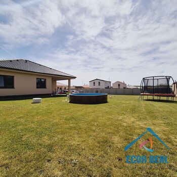 Prodej novostavby RD (B), s velkou, rovinatou zahradou, pozemky 899 m2, TČ, Plaňany, okres Kolín