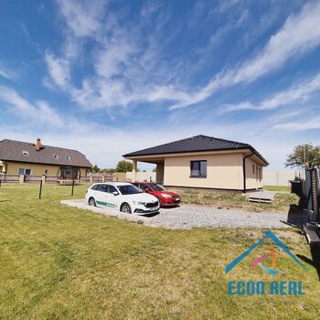 Prodej novostavby RD (B), s velkou, rovinatou zahradou, pozemky 899 m2, TČ, Plaňany, okres Kolín