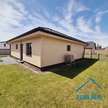 Prodej novostavby RD (B), s velkou, rovinatou zahradou, pozemky 899 m2, TČ, Plaňany, okres Kolín