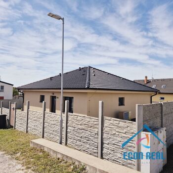 Prodej novostavby RD (B), s velkou, rovinatou zahradou, pozemky 899 m2, TČ, Plaňany, okres Kolín