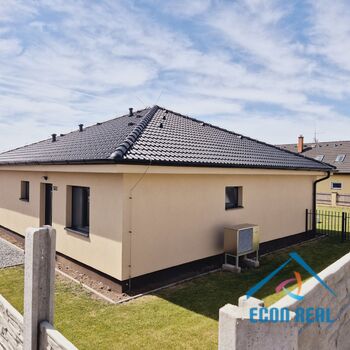 Prodej novostavby RD (B), s velkou, rovinatou zahradou, pozemky 899 m2, TČ, Plaňany, okres Kolín