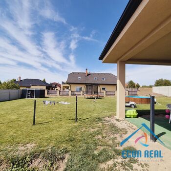 Prodej novostavby RD (B), s velkou, rovinatou zahradou, pozemky 899 m2, TČ, Plaňany, okres Kolín
