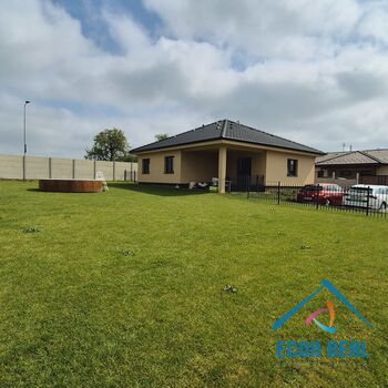Prodej novostavby RD (B), s velkou, rovinatou zahradou, pozemky 899 m2, TČ, Plaňany, okres Kolín