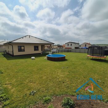 Prodej novostavby RD (B), s velkou, rovinatou zahradou, pozemky 899 m2, TČ, Plaňany, okres Kolín