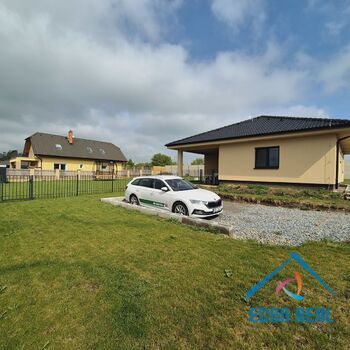 Prodej novostavby RD (B), s velkou, rovinatou zahradou, pozemky 899 m2, TČ, Plaňany, okres Kolín