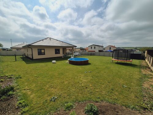 Fotografie nemovitosti - Prodej novostavby RD (B), s velkou, rovinatou zahradou, pozemky 899 m2, TČ, Plaňany, okres Kolín