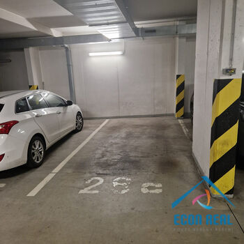 Pronájem garážového stání v bytovém domě Pod Haltýřem 1497/11, 149 00 Praha