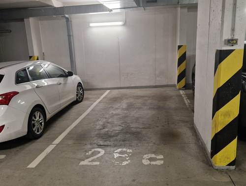 Fotografie nemovitosti - Pronájem garážového stání v bytovém domě Pod Haltýřem 1497/11, 149 00 Praha