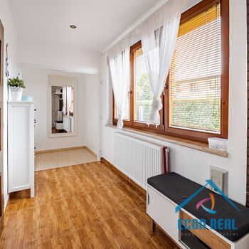 Prodej prostorného RD 5kk, s bazénem, garáží, zahradou, Chrášťany u Prahy