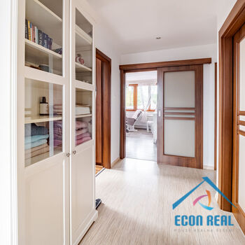 Prodej prostorného RD 5kk, s bazénem, garáží, zahradou, Chrášťany u Prahy