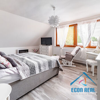 Prodej prostorného RD 5kk, s bazénem, garáží, zahradou, Chrášťany u Prahy