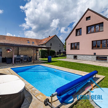 Prodej prostorného RD 5kk, s bazénem, garáží, zahradou, Chrášťany u Prahy