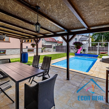 Prodej prostorného RD 5kk, s bazénem, garáží, zahradou, Chrášťany u Prahy