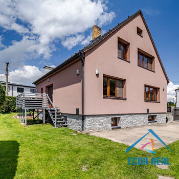 Prodej prostorného RD 5kk, s bazénem, garáží, zahradou, Chrášťany u Prahy