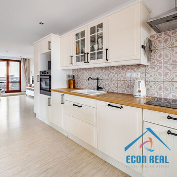 Prodej prostorného RD 5kk, s bazénem, garáží, zahradou, Chrášťany u Prahy