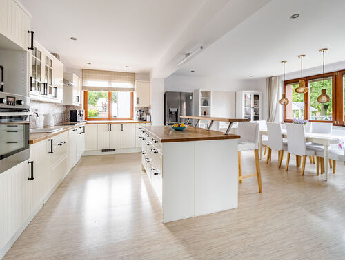 Fotografie nemovitosti - Prodej prostorného RD 5kk, s bazénem, garáží, zahradou, Chrášťany u Prahy