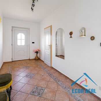 Prodej RD s dvojgaráží, saunou, vířivkou a bazénem, Svatava u Černovic