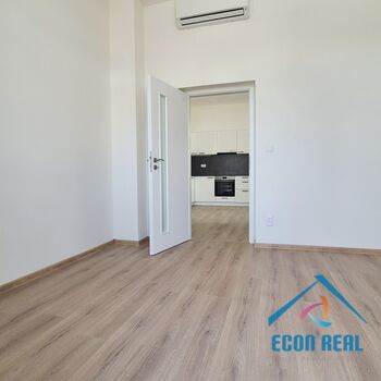 Pronájem zcela nového bytu 2kk 56 m2, terasa 18 m2, parkovací stání, ve vile, Havlíčkova, Kolín