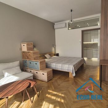 Pronájem luxusně zrekonstruovaného, designového, plně vybaveného 1kk, Opatovická, Praha 1 Nové Město