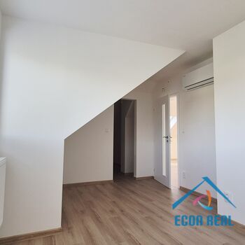 Pronájem zcela nového bytu 2kk se šatnou a s parkovacím stáním ve vile, Havlíčkova, Kolín