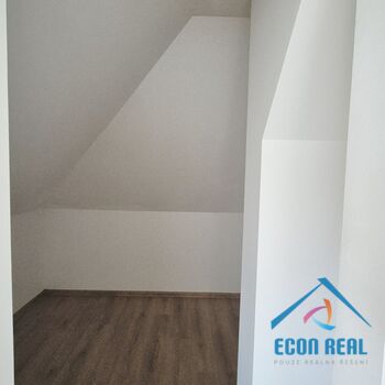 Pronájem zcela nového bytu 2kk se šatnou a s parkovacím stáním ve vile, Havlíčkova, Kolín