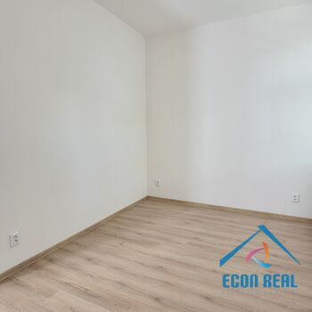 Pronájem zcela nového bytu 2kk se šatnou a s parkovacím stáním ve vile, Havlíčkova, Kolín