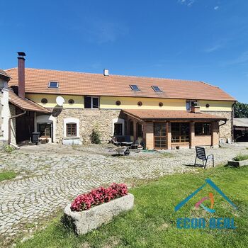 Prodej zemědělské usedlosti s RD, přístavbami, konírnou, studnou a zahradou.