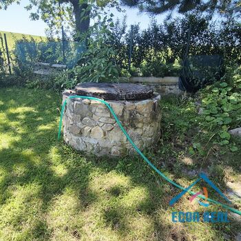 Prodej zemědělské usedlosti s RD, přístavbami, konírnou, studnou a zahradou.